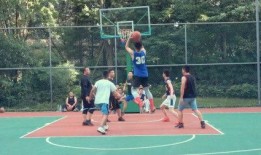 篮球爆料球员的视频,揭秘球员精彩瞬间，视频带你领略球场风采